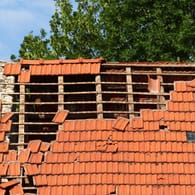 Zerstörtes Dach nach Sturm