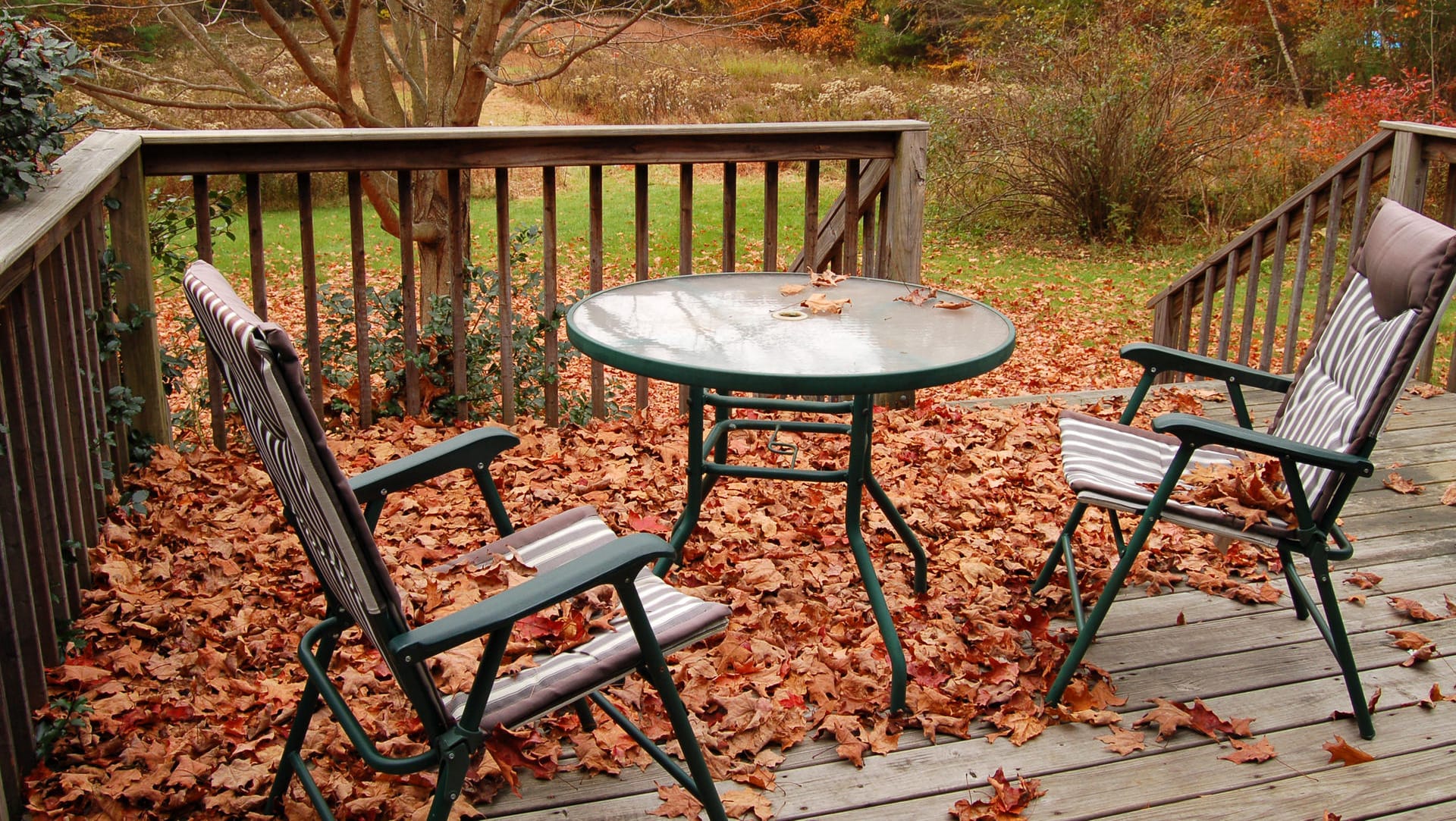 Gartenmöbel im Herbst