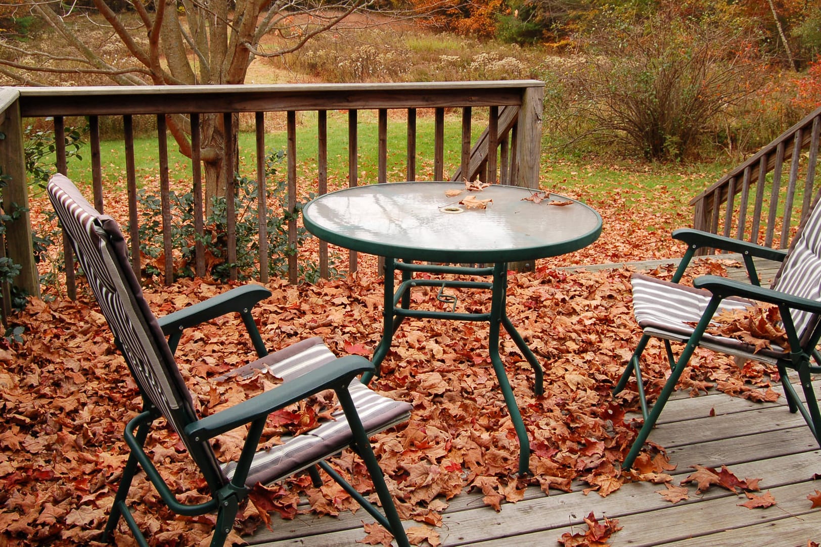 Gartenmöbel im Herbst