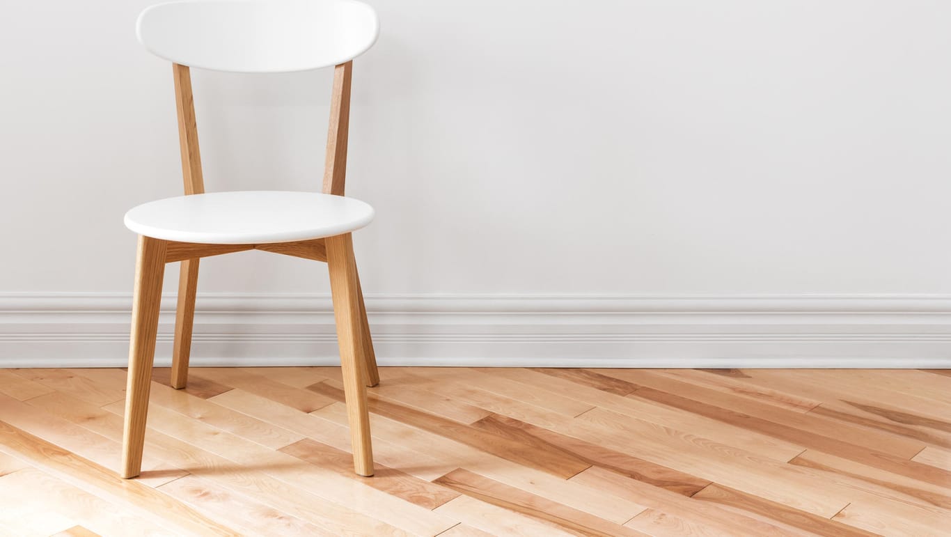 Schützen Sie Ihren Holzboden vor Kratzern von Möbeln durch Filzgleiter.