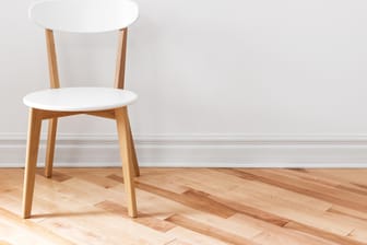 Schützen Sie Ihren Holzboden vor Kratzern von Möbeln durch Filzgleiter.