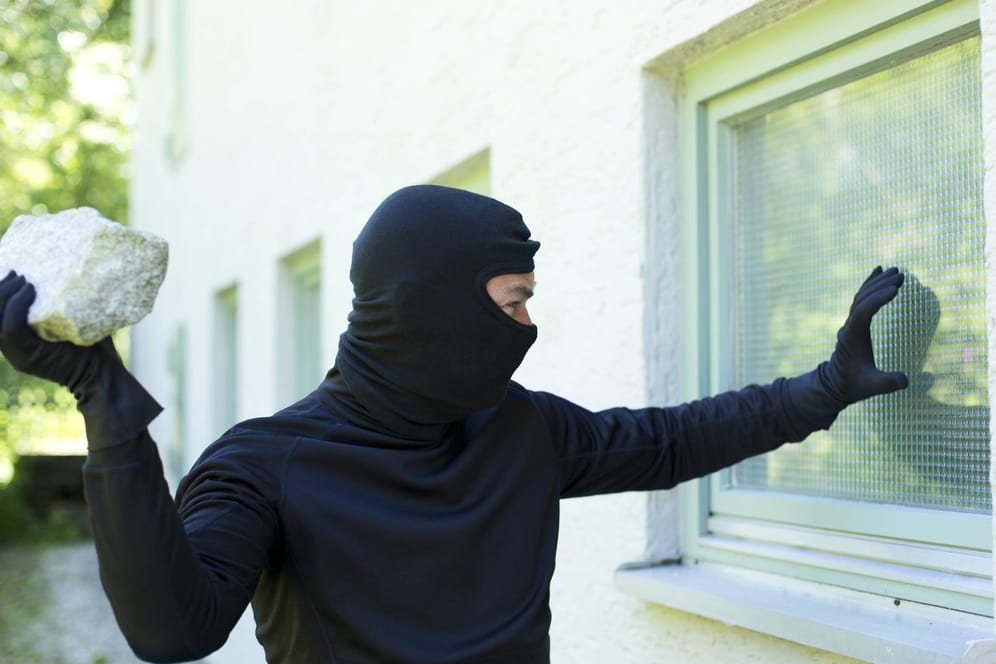 Einbrecher suchen gezielt Schwachstellen am Haus.