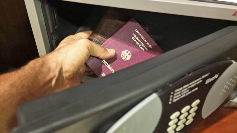 Den Deutschen Reisepass und ein Geldbeutel wird in den Tresor gelegt