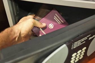 Den Deutschen Reisepass und ein Geldbeutel wird in den Tresor gelegt