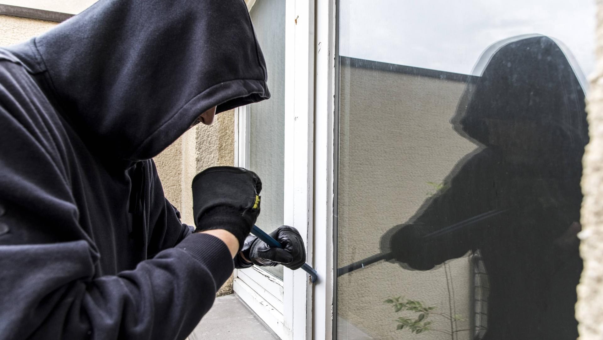 äter versucht in eine Wohnung einzubrechen, hebelt ein Fenster mit Werkzeug auf