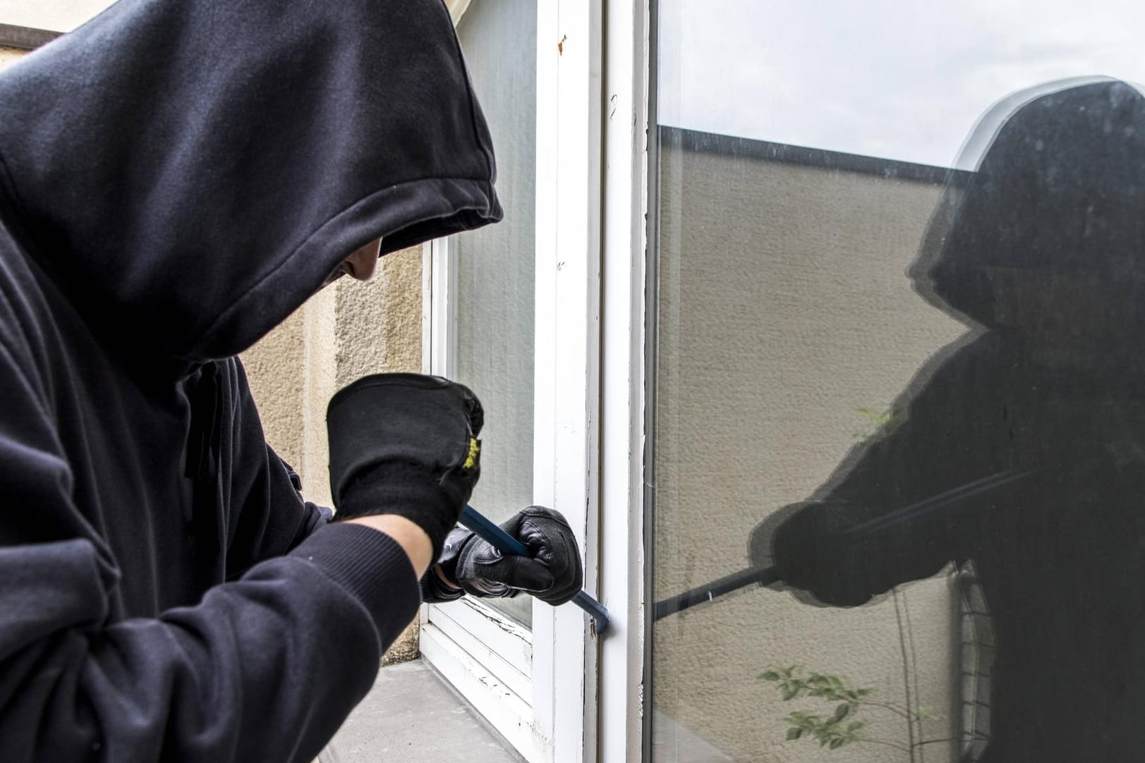 äter versucht in eine Wohnung einzubrechen, hebelt ein Fenster mit Werkzeug auf