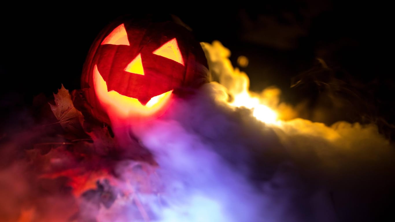 Ausgehöhlter Kürbis mit bunten Lichtern: Mit den richtigen Sprüchen wird Halloween noch gruseliger.