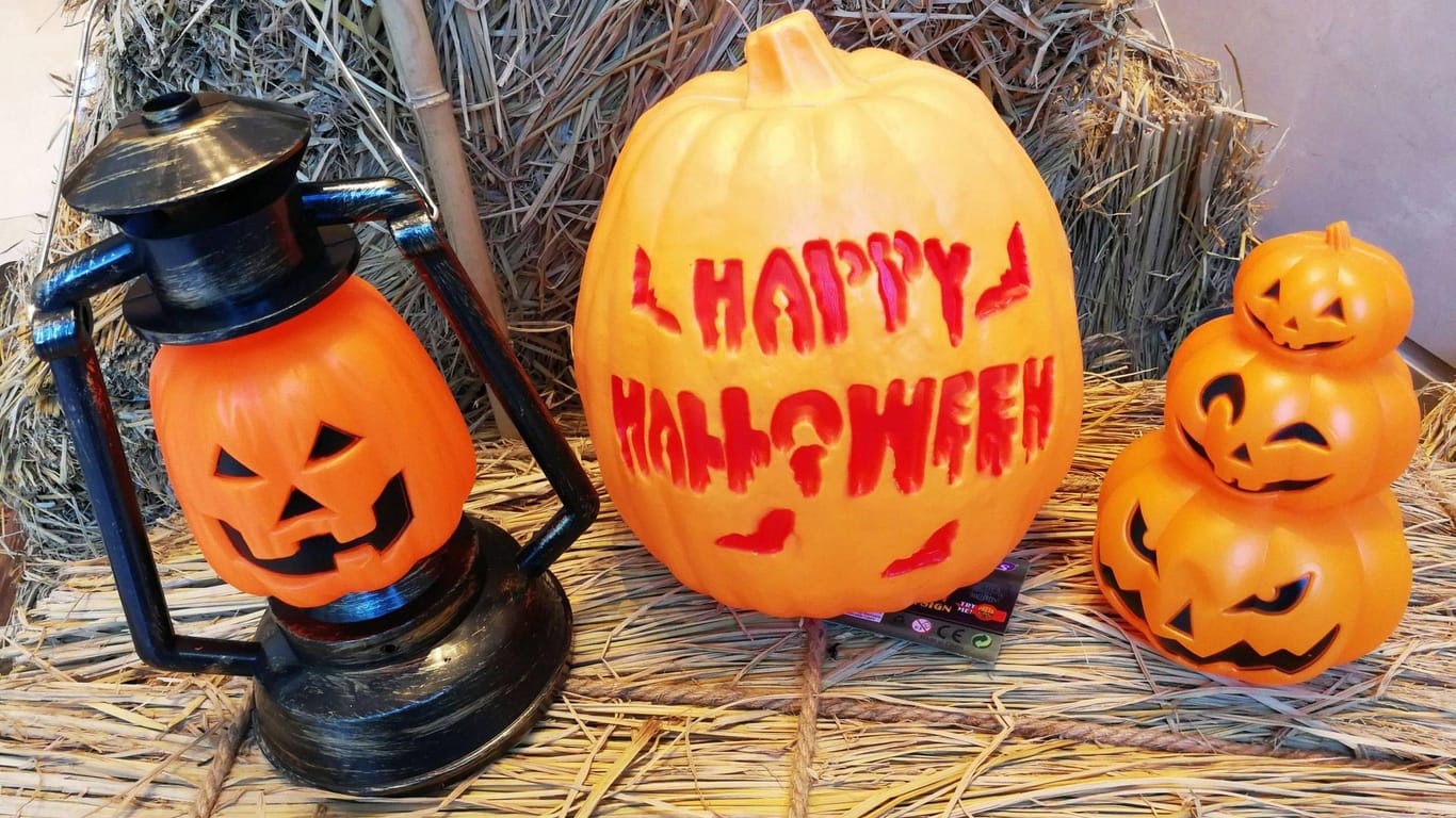 Ausgehöhlter Kürbis und Kürbislaternen: Zu einer gruseligen Halloweenparty gehört auch die richtige Dekoration.