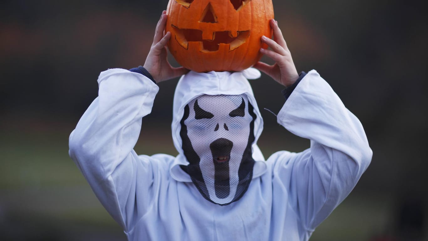 Verkleidetete Person mit Halloween-Kürbis: Noch schauriger wird das Umherziehen mit dem richtigen Spruch.