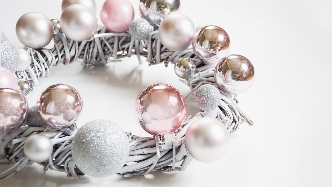 Weihnachtskranz Dekor, Silber und rosa Kugeln, bemalte Rebe auf weiß.