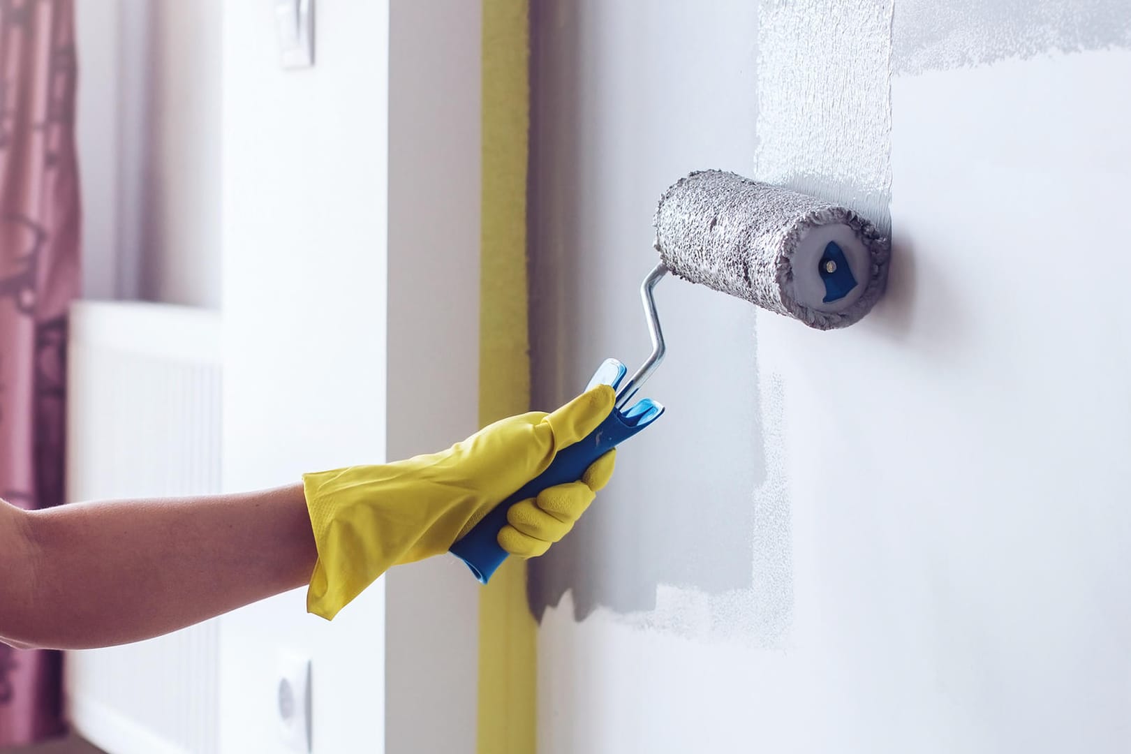 Hand painting wall in apartment