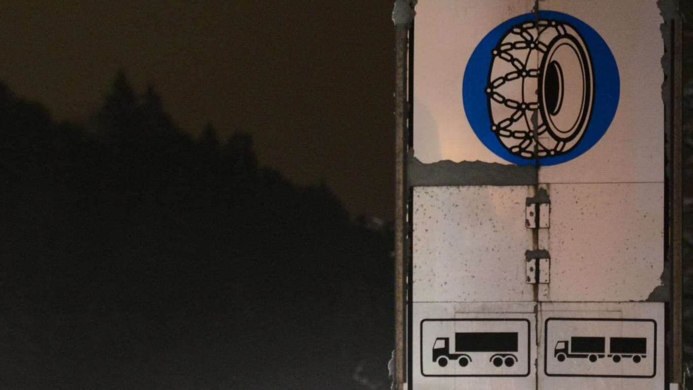 Das runde Verkehrsschild mit blauem Hintergrund und dem Abbild eines kettenbestückten Reifens weist auf die Schneekettenpflicht hin.