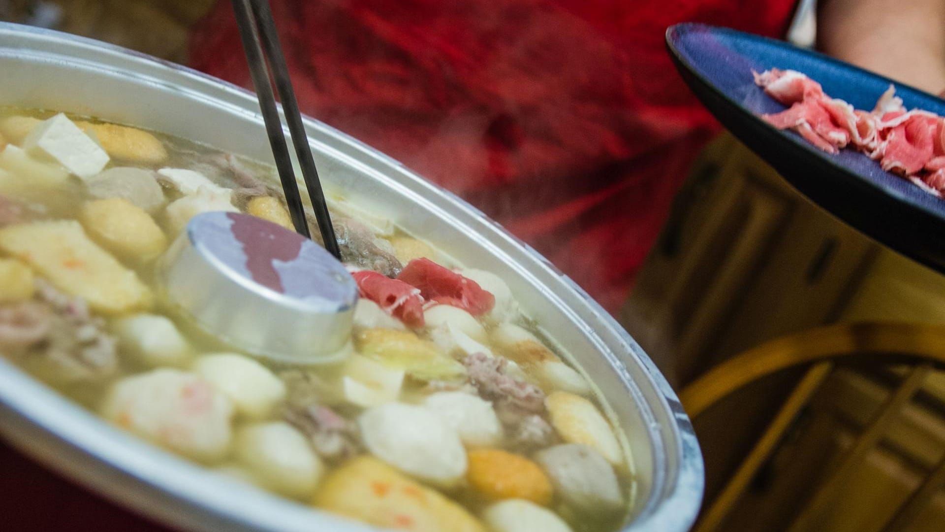 Asiatisches Fondue: Wird Fleisch verwendet, sollte es sehr dünn geschnitten sein.