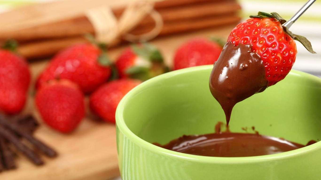 Schokoladenfondue: Mit frischen Früchten ist diese Variante ein schöner Nachtisch.