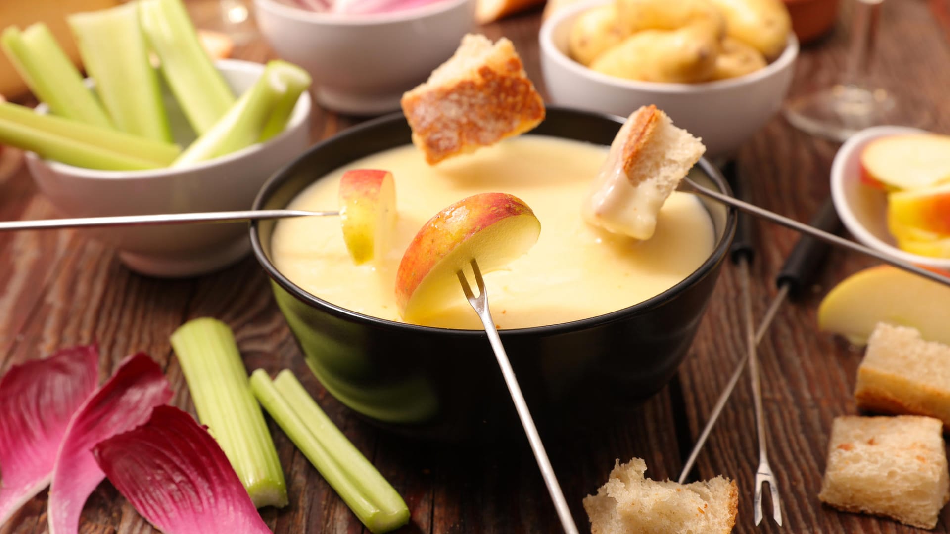 Vegetarisches Fondue: Auch Obst und Gemüse eignet sich für das Gericht.