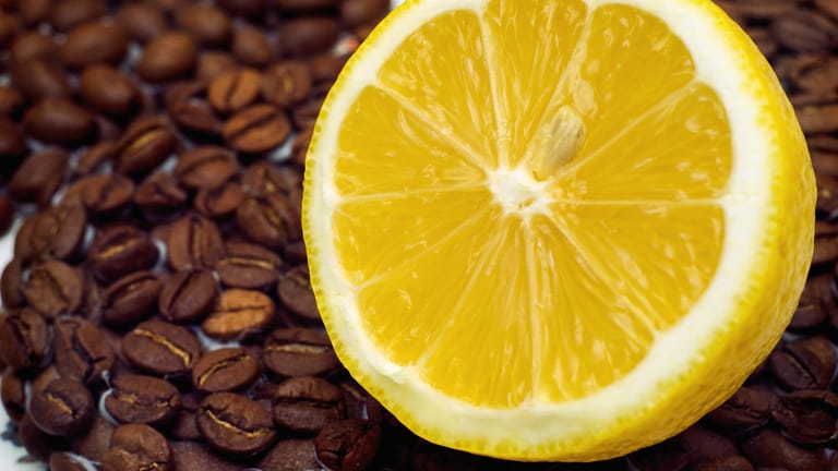 Zitrone und Kaffee: Eine starke Kombination gegen Kopfschmerzen. (Symbolbild)