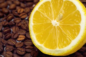 Zitrone und Kaffee: Eine starke Kombination gegen Kopfschmerzen. (Symbolbild)