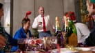 Kollegen im Büro feiern Weihnachtsfeier Kollegen im Büro feiern Weihnachtsfeier