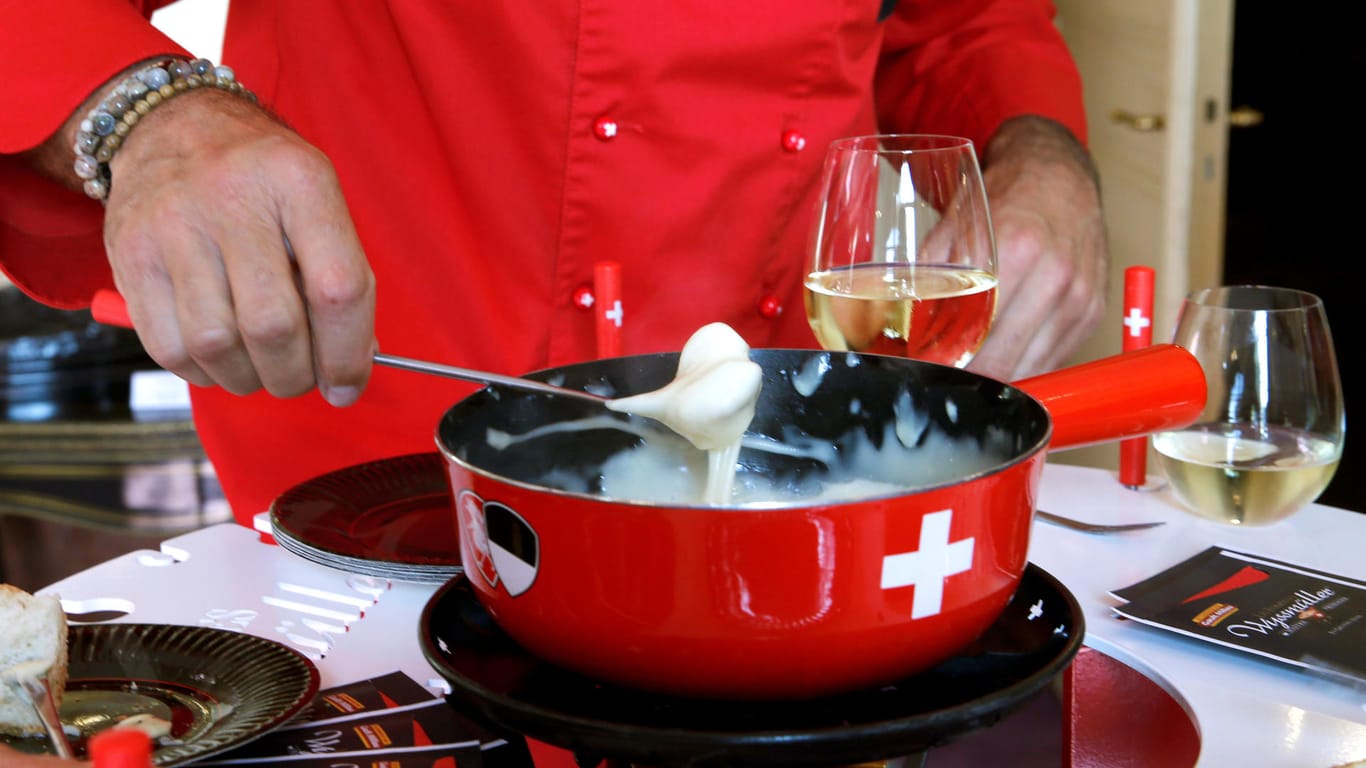 Fondue: Gut geeignet ist ein sogenannter Caquelon, ein spezieller Fondue-Topf.