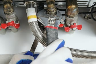 Installateur schraubt an Gasheizung