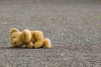 Teddy liegt auf der Straße
