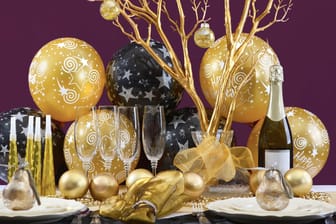 Elegante Tischdekoration: Für Silvester bieten sich Gold und Schwarz an.
