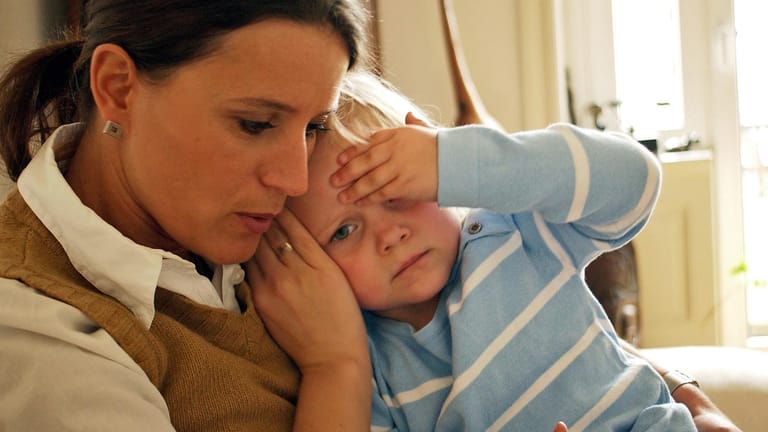 Schlaganfall bei Kindern: Starke Kopfschmerzen können ein Warnsignal sein.