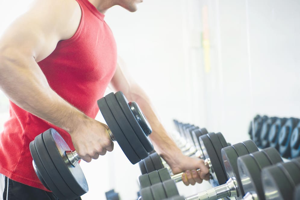 Training im Fitnessstudio: Ein vorübergehender Ausfall – etwa wegen einer kurzzeitigen Muskelverletzung – ist meist kein Grund für eine Sonderkündigung.