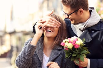 Pärchen: Am Valentinstag möchten viele Frauen und Männer ihrem Partner eine Freude machen.