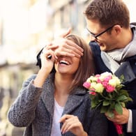 Pärchen: Am Valentinstag möchten viele Frauen und Männer ihrem Partner eine Freude machen.