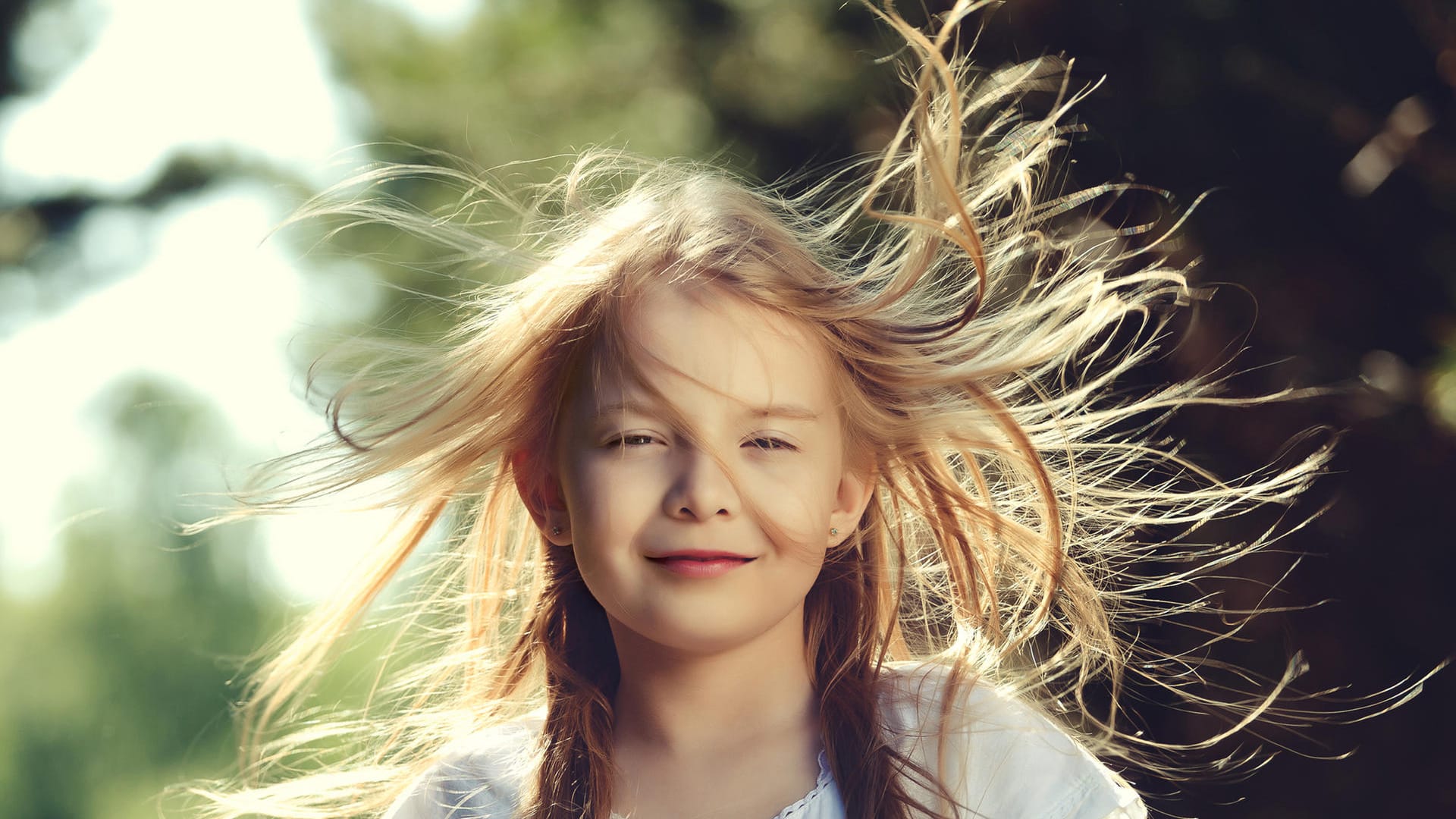 Mädchen mit fliegenden Haaren