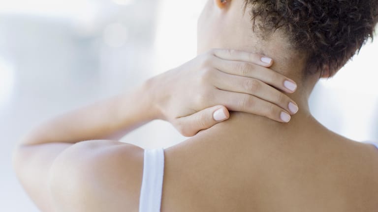 Nackenschmerzen sind meist Folge harmloser Verspannungen. Doch bei Lähmungserscheinungen und Bewegungseinschränkungen ist Vorsicht geboten.