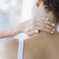 Nackenschmerzen sind meist Folge harmloser Verspannungen. Doch bei Lähmungserscheinungen und Bewegungseinschränkungen ist Vorsicht geboten.