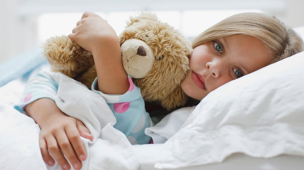 Krankes Kind: Mehrere Studien untersuchten die Ursachen für die unerklärlichen Leberentzündungen bei Kindern.