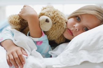Krankes Kind: Mehrere Studien untersuchten die Ursachen für die unerklärlichen Leberentzündungen bei Kindern.