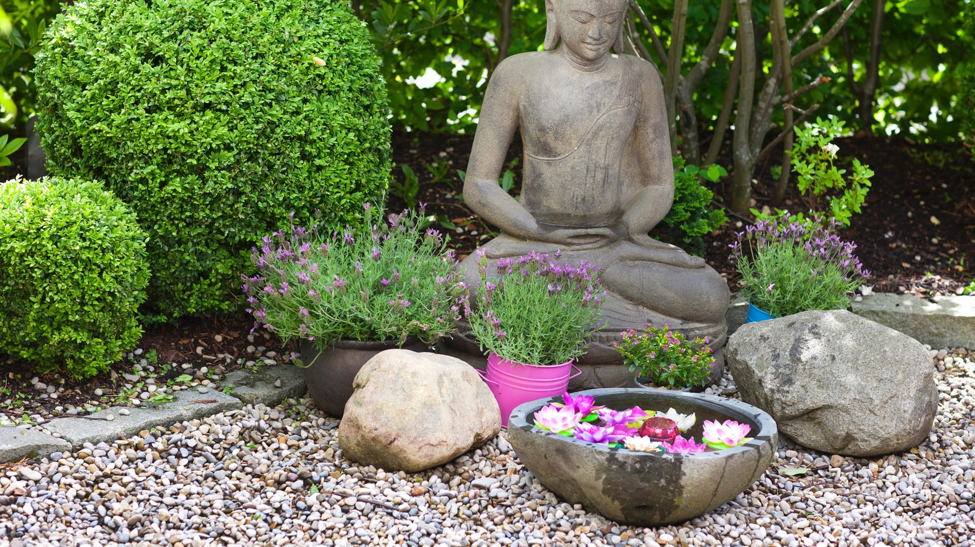 Steinbuddah im Zen-Garten