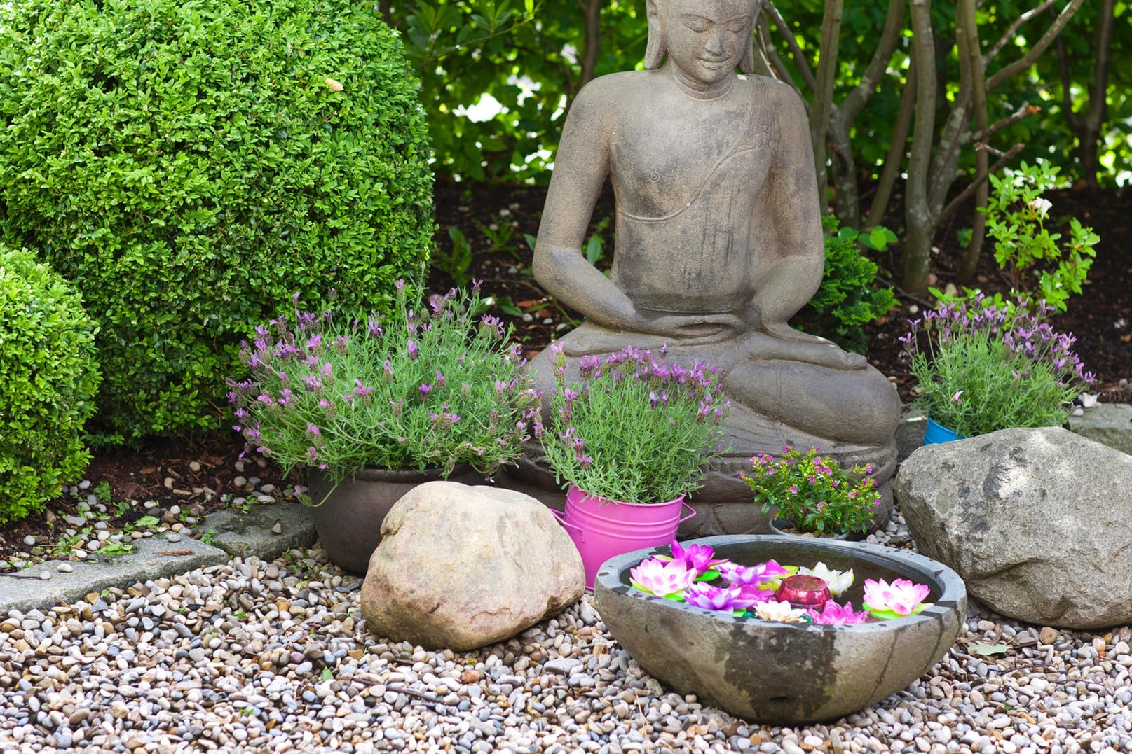 Steinbuddah im Zen-Garten