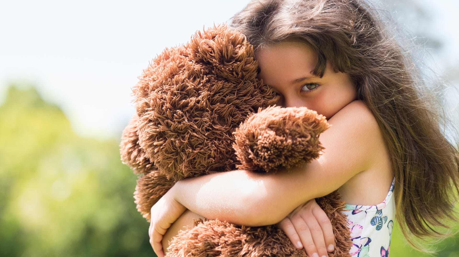 Vorsichtig die Welt erkunden: Hochsensible Kinder leiden unter zu viel Hektik im Alltag.