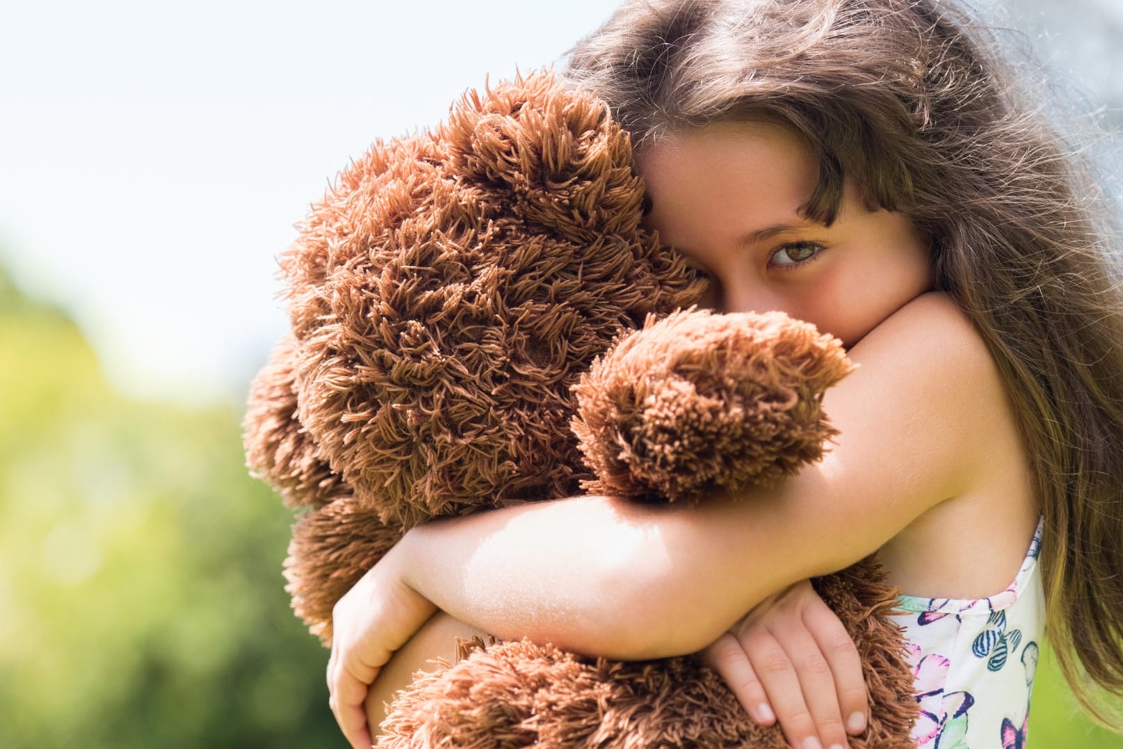 Vorsichtig die Welt erkunden: Hochsensible Kinder leiden unter zu viel Hektik im Alltag.