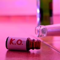 K.-o.-Tropfen: Die Drogen werden oft in Zusammenhang mit Straftaten wie sexuellen Übergriffen in Getränke oder Essen gemischt.
