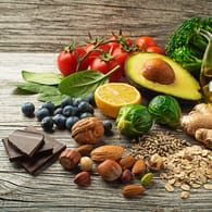Obst, Gemüse, Nüsse, Pflanzenöl – all diese Lebensmittel helfen, den Cholesterinwert zu senken.