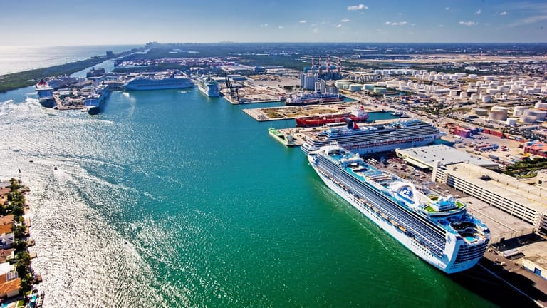 Port Everglades: 40 verschiedene Kreuzfahrtschiffe, elf Reedereien und eine Fähre nach Jamaika legen regelmäßig im Hafen von Fort Lauderdale an.