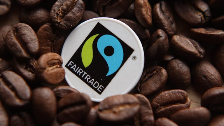 Fairtrade-Siegel inmitten von Kaffeebohnen: Immer mehr Unternehmen entdecken, dass sie mit ihrem Produkt auch gute Taten verkaufen können.