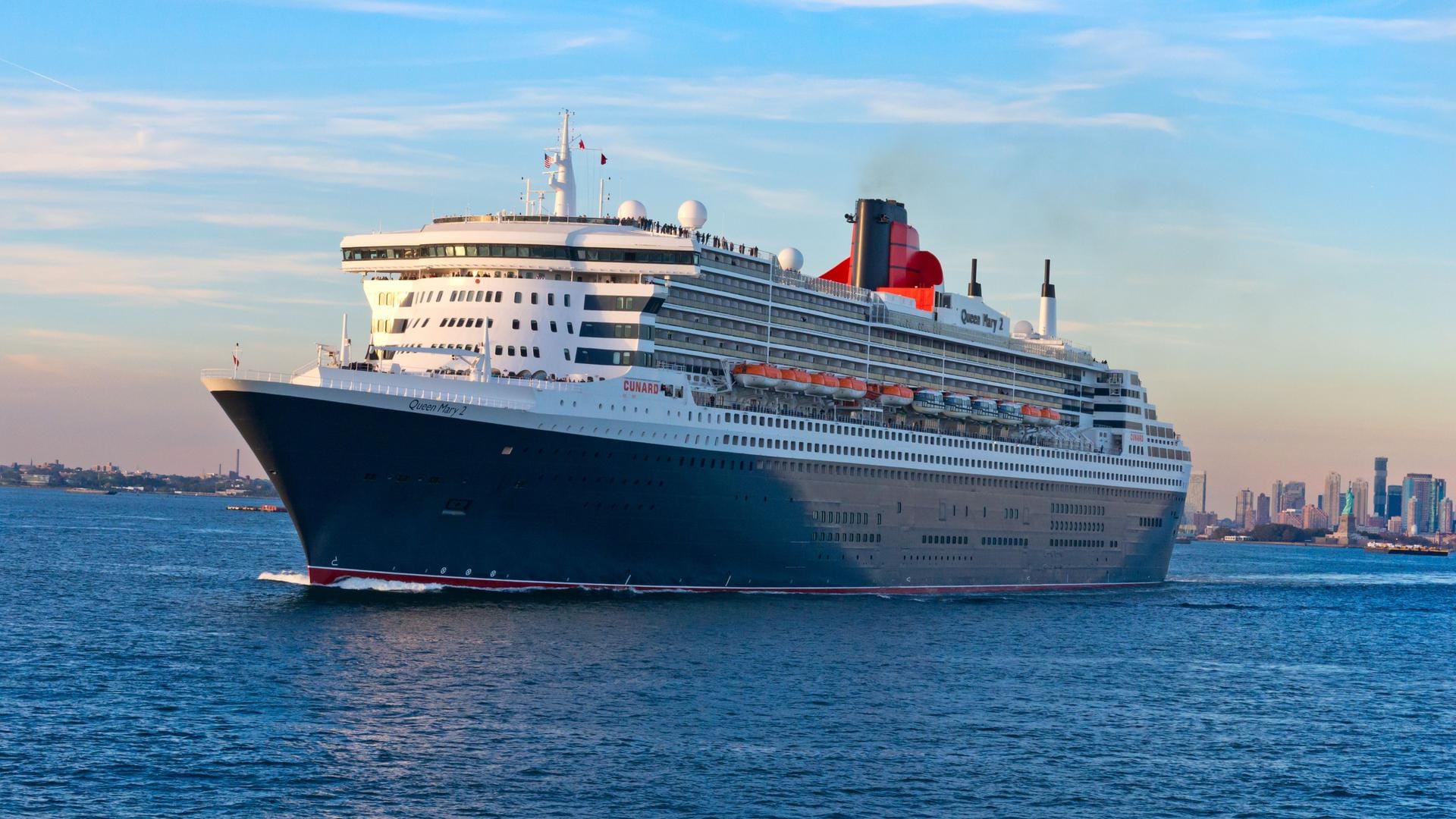 Die "Queen Mary 2" im Hafen von New York. Platz 9 der größten Kreuzfahrthäfen der Welt geht an diesen Hafen.