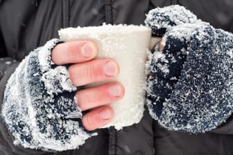 Raus aus der Kälte: Bei einer Unterkühlung helfen warme Getränke ohne Alkohol – aber am besten drinnen.