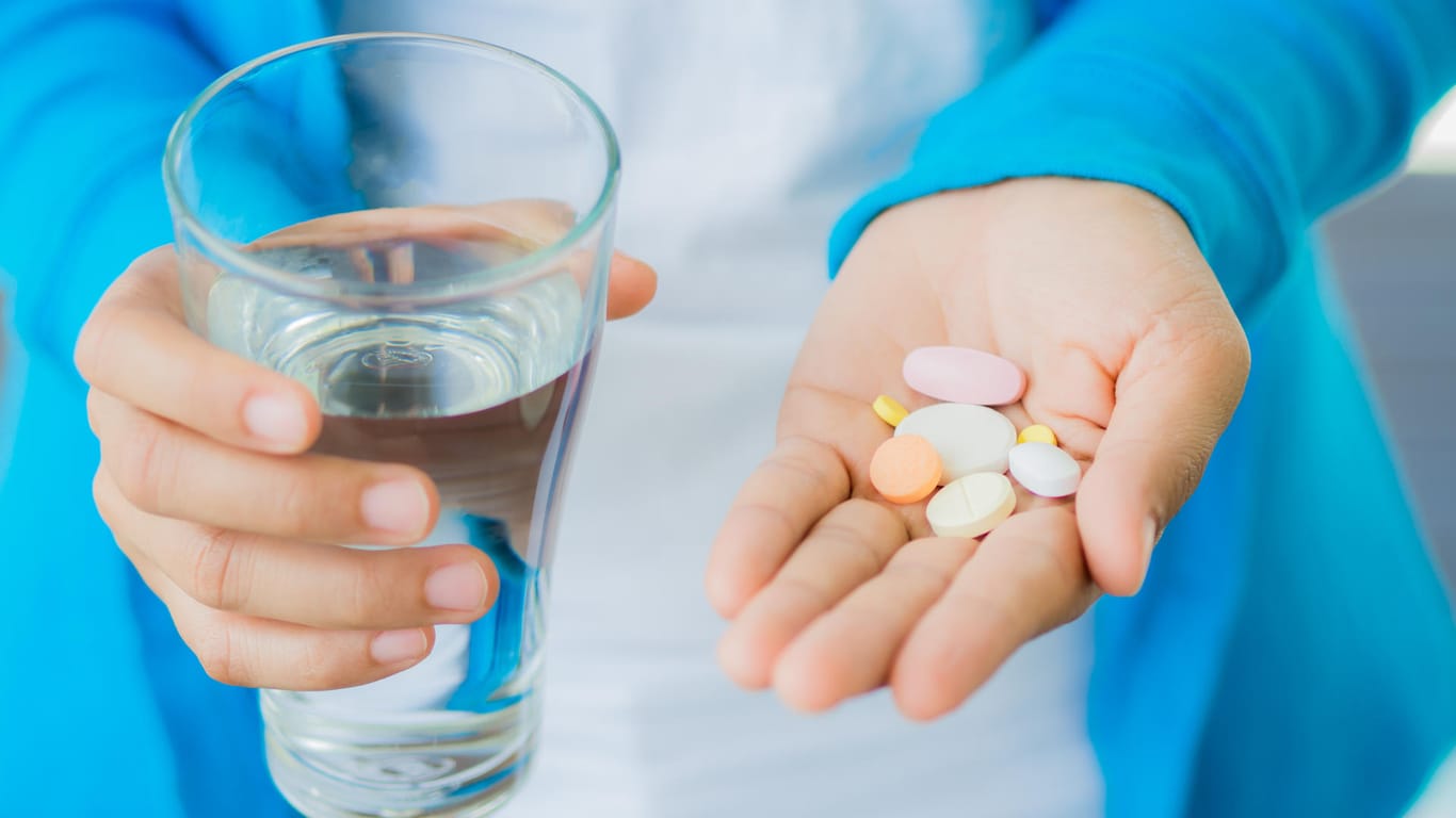 Tabletteneinnahme: Es gibt viele Medikamente, die die Darmtätigkeit negativ beeinflussen.