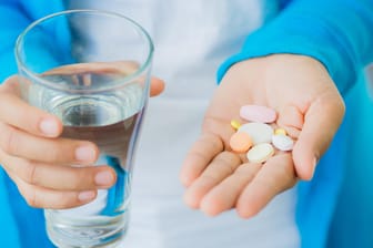 Tabletteneinnahme: Es gibt viele Medikamente, die die Darmtätigkeit negativ beeinflussen.