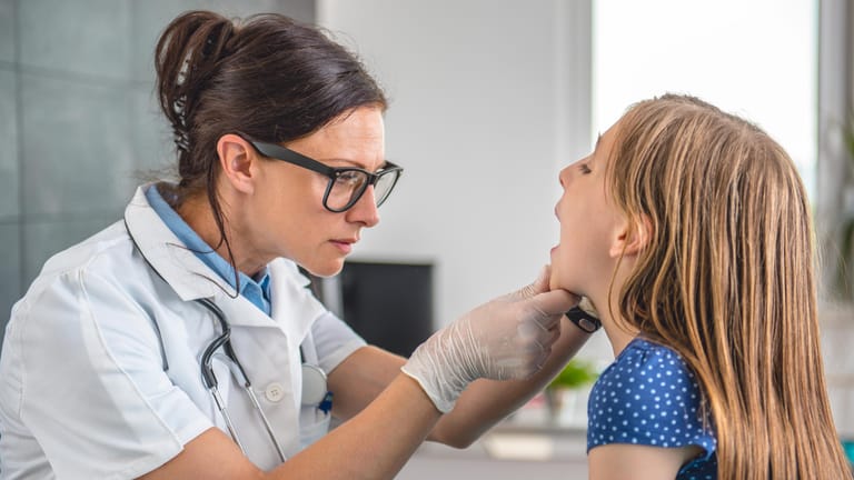 Lange anhaltende Heiserkeit bei Kindern, sollte von einem Arzt untersucht werden, um mögliche Ursachen zu finden.