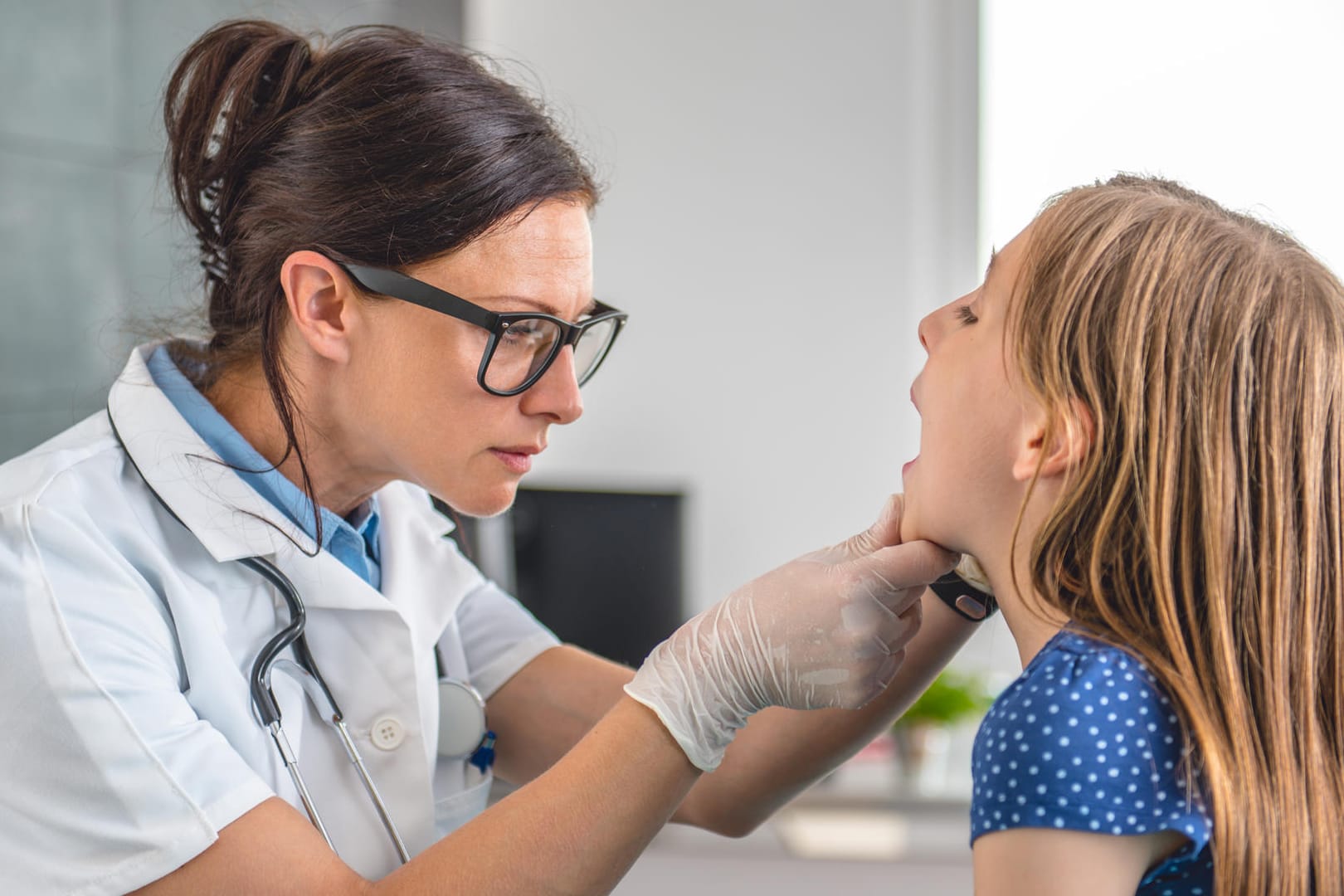 Lange anhaltende Heiserkeit bei Kindern, sollte von einem Arzt untersucht werden, um mögliche Ursachen zu finden.