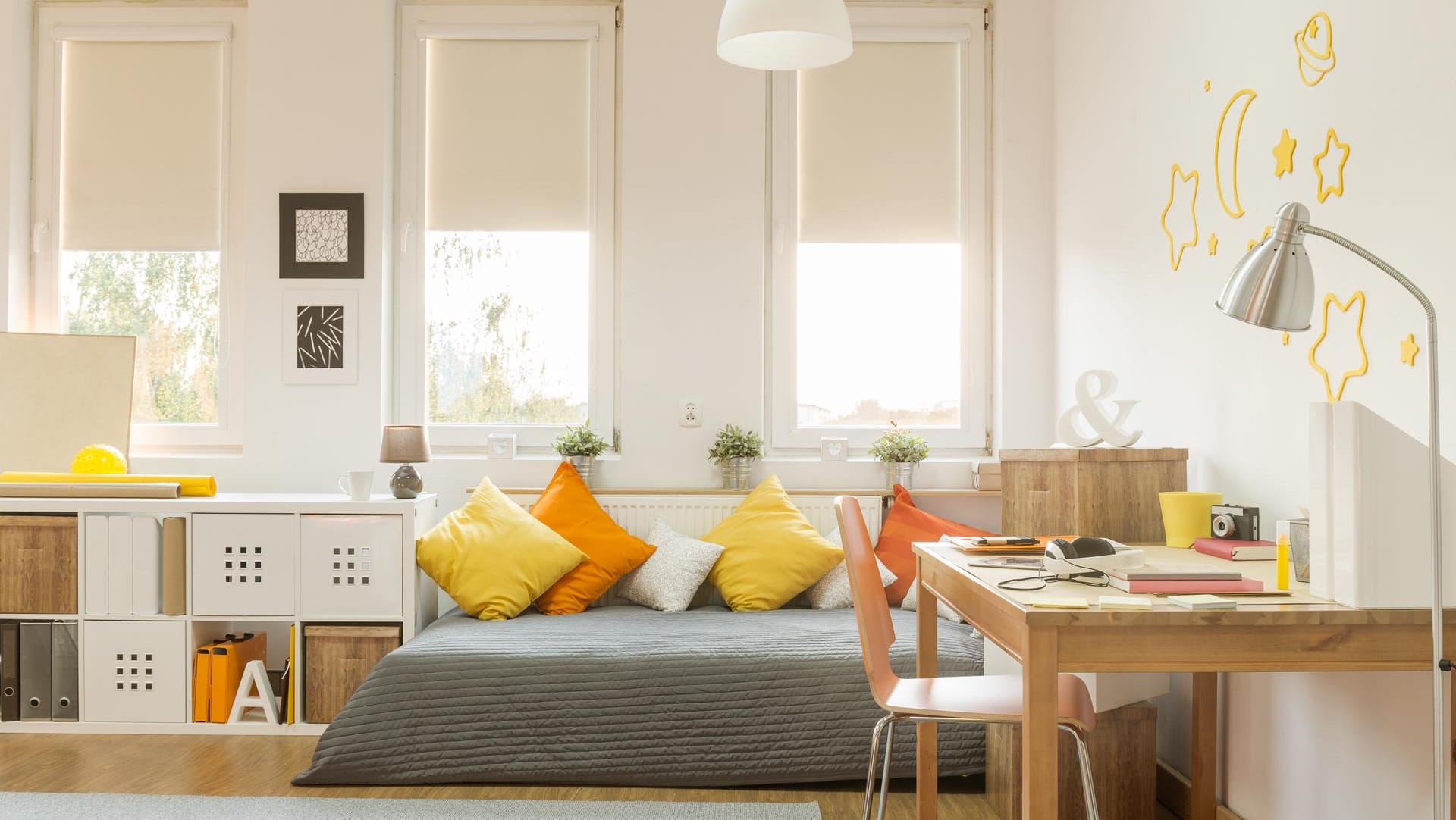 Gemütlich mit Gelbtönen: In diesem Jugendzimmer wird das Bett tagsüber als Sofa genutzt.